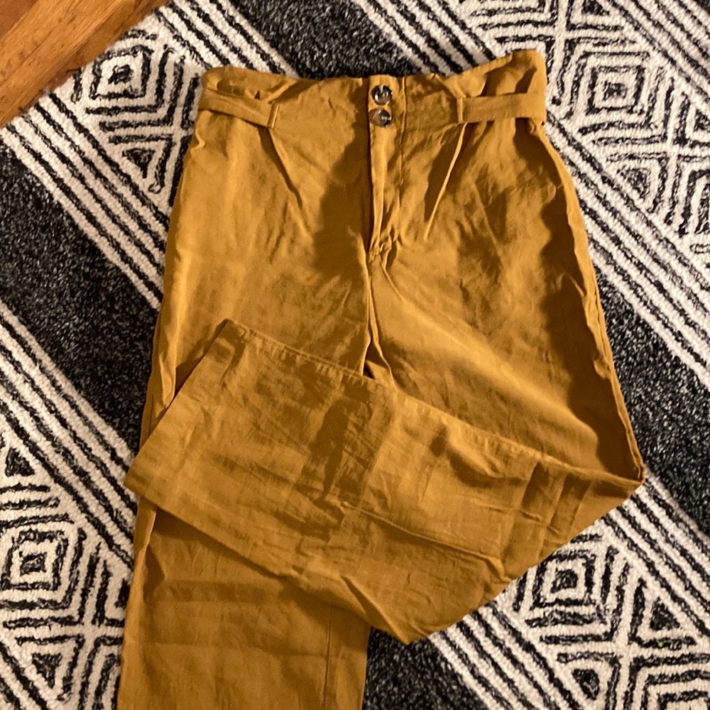 who what wear cinched high waist paper bag pants. Size 8, fits like a 6.